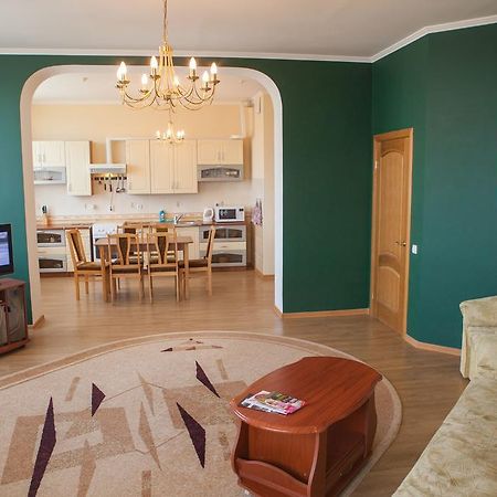 Apartment In 2 Min From Poznyaky Metro Station Kiew Exterior foto